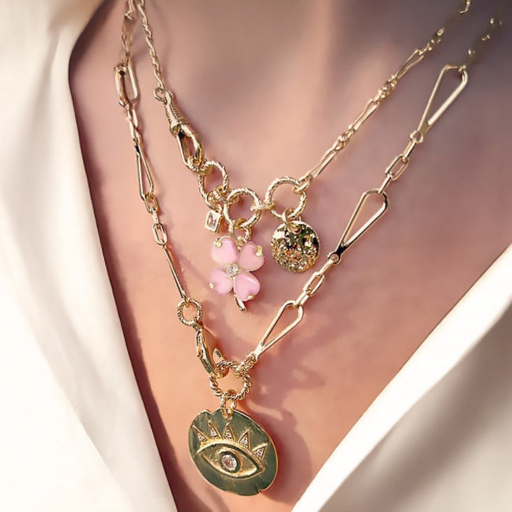 Collier Serenity rose Virginie Berman Gris Bijoux
Laiton plaqué or carats 18 carats
Pendentif trefle porte bonheur rose
Bijou porte bonheur 
Zircon rose
Bijouterie Paris 16