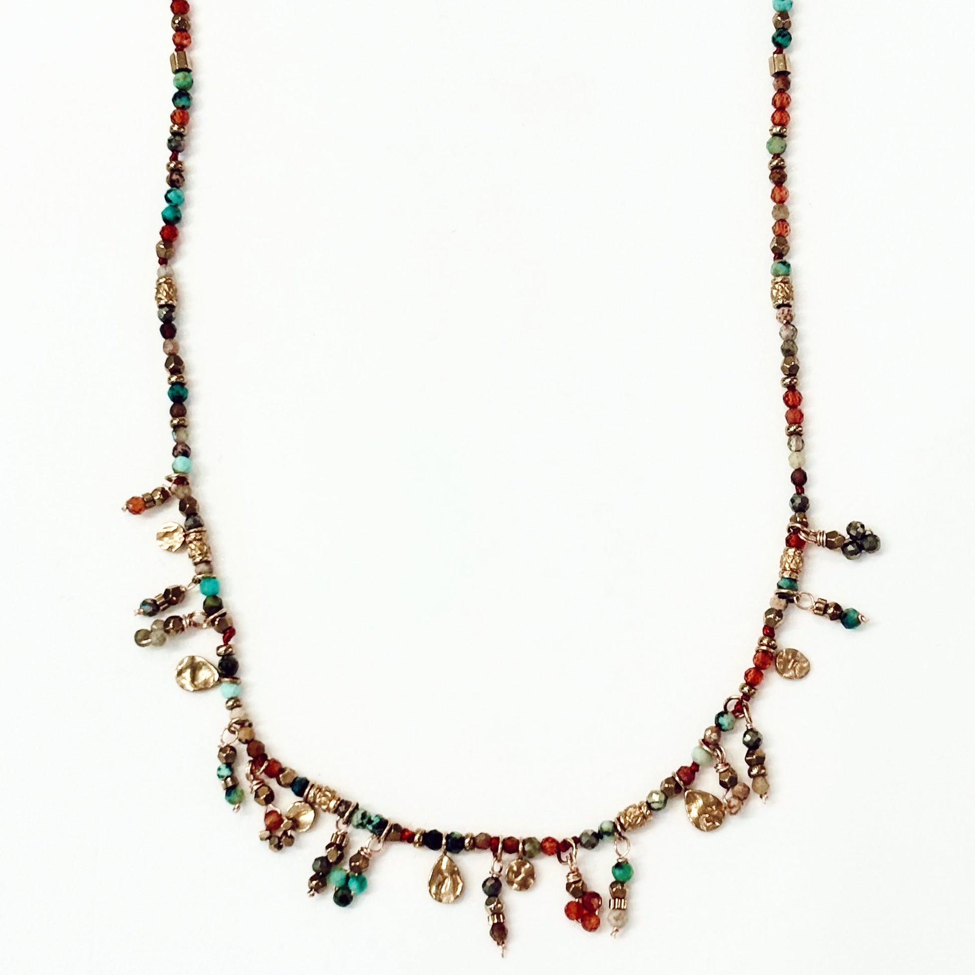 Collier Theodora en pierres naturelles Gris Bijoux 
Turquoise africaine, grenat, agate véritables
Bijou femme lithothérapie
