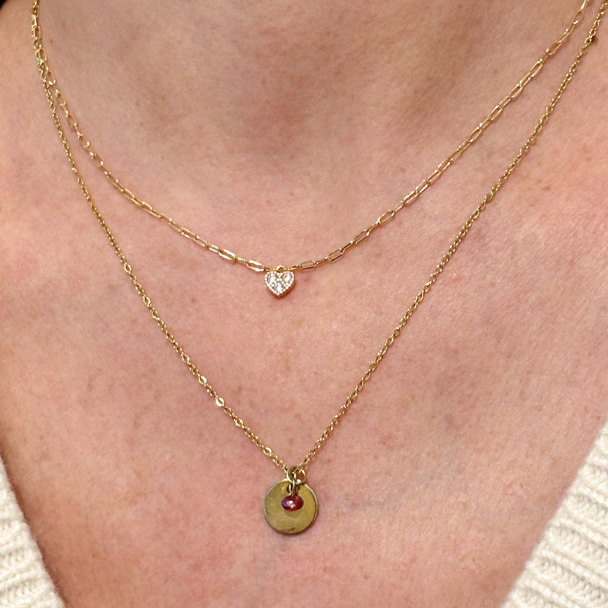 Collier Idylle : plaqué or et coeur oxyde de zirconium
Collier Amore : acier inoxydable avec pendentif cristal rouge 