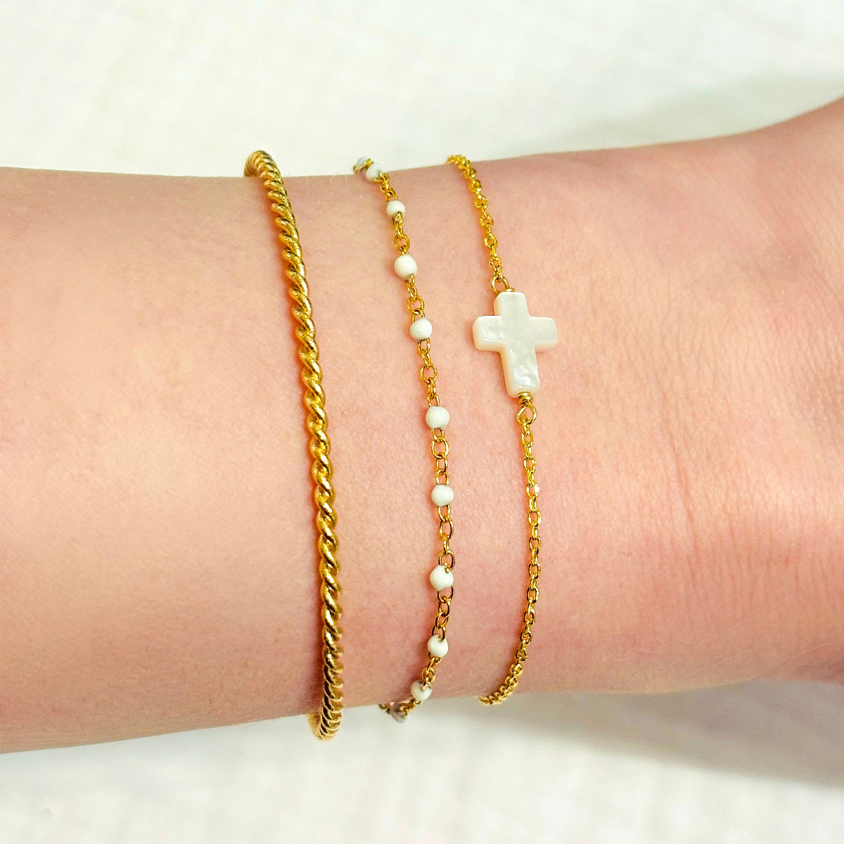 Ensemble de bracelets Gris Collection
Capsule cérémonie
Bracelets plaqué or et nacre, email et jonc acier inoxydable doré 
Bijouterie Paris 16