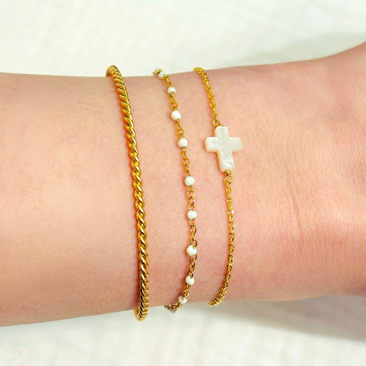 Ensemble de bracelets Gris Collection
Capsule cérémonie
Bracelets plaqué or et nacre, email et jonc acier inoxydable doré 
Bijouterie Paris 16