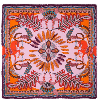 Foulard Big Pony Pony Rose Wild by Hipanema
Grand format : 140x140
Matières : 100/100 Viscose
Motifs : Style amérindien, deux chevaux, plumes
Couleurs : Orange, rose clair, Nuances d'oranges, détails turquoise foncés