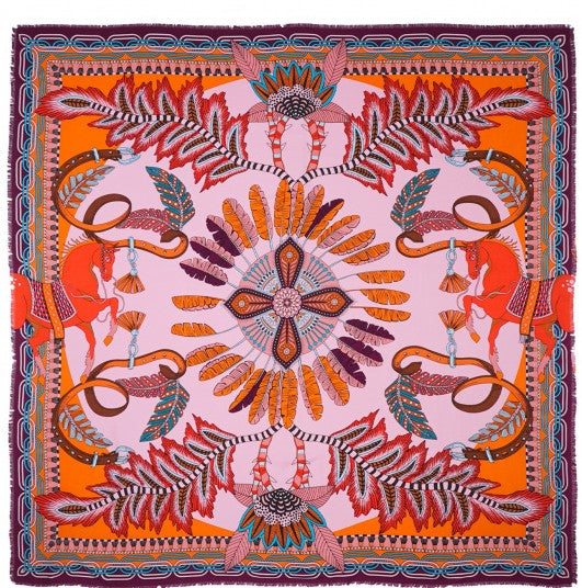 Foulard Big Pony Pony Rose Wild by Hipanema
Grand format : 140x140
Matières : 100/100 Viscose
Motifs : Style amérindien, deux chevaux, plumes
Couleurs : Orange, rose clair, Nuances d'oranges, détails turquoise foncés