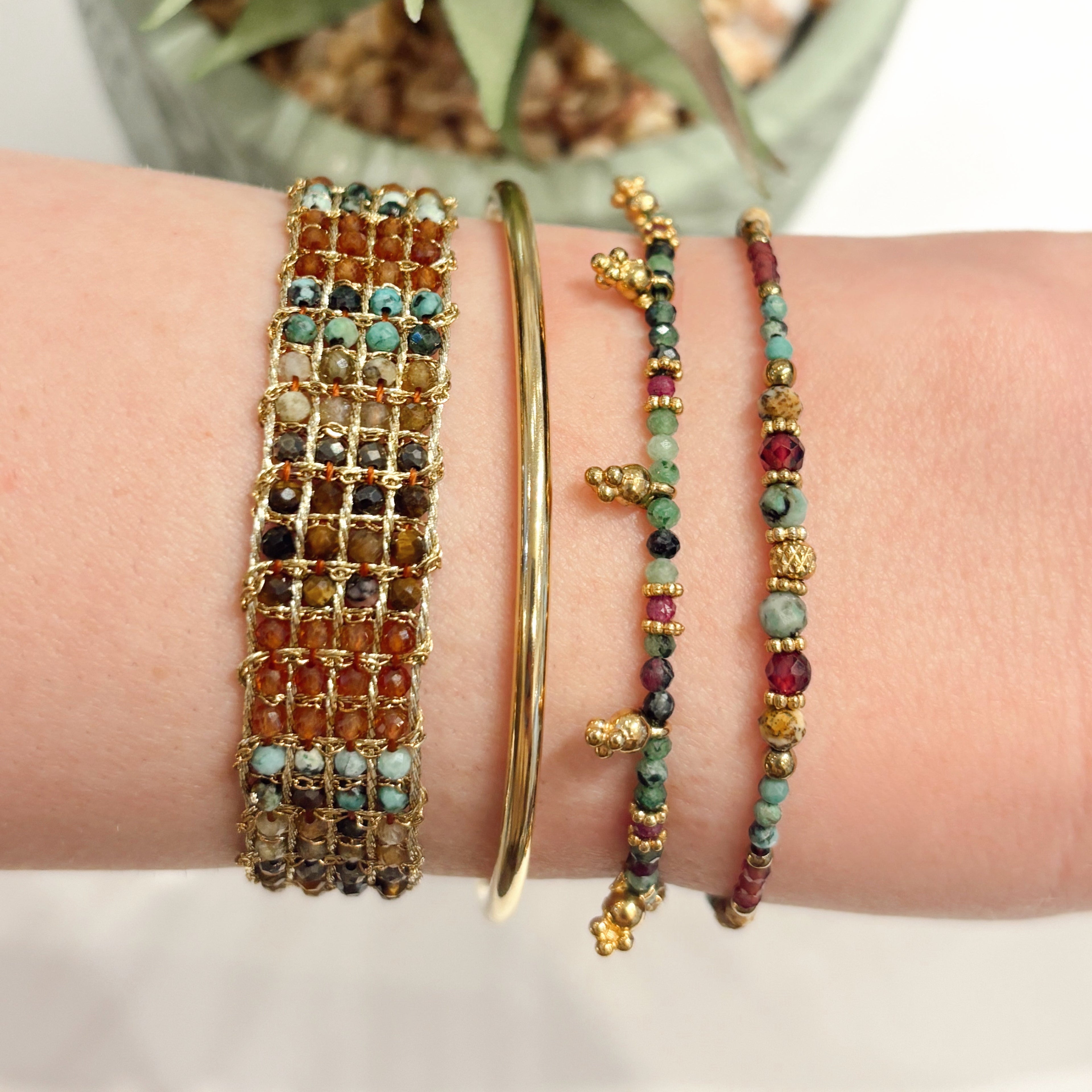 GRIS BIJOUX 
Ensemble de bracelets
Bracelets en pierre naturelles + jonc doré 
Gris Bijoux Boutique Paris 16ème arrondissement - 69 rue d'Auteuil 75016