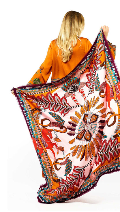 Foulard Big Pony Pony Rose Wild by Hipanema
Grand format : 140x140
Matières : 100/100 Viscose
Motifs : Style amérindien, deux chevaux, plumes
Couleurs : Orange, rose clair, Nuances d'oranges, détails turquoise foncés