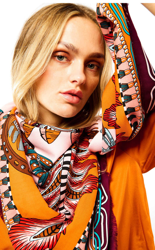 Foulard Big Pony Pony Rose Wild by Hipanema photo porté
Grand format : 140x140
Matières : 100/100 Viscose
Motifs : Style amérindien, deux chevaux, plumes
Couleurs : Orange, rose clair, Nuances d'oranges, détails turquoise foncés