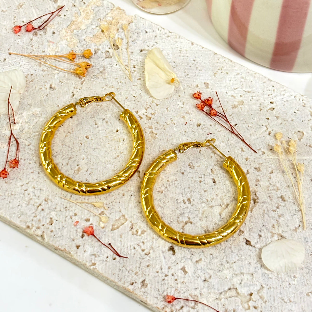 boucles d'oreilles créoles en acier inoxydable doré, détails rayures gravées
look boho