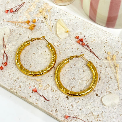 boucles d'oreilles créoles en acier inoxydable doré, détails rayures gravées
look boho