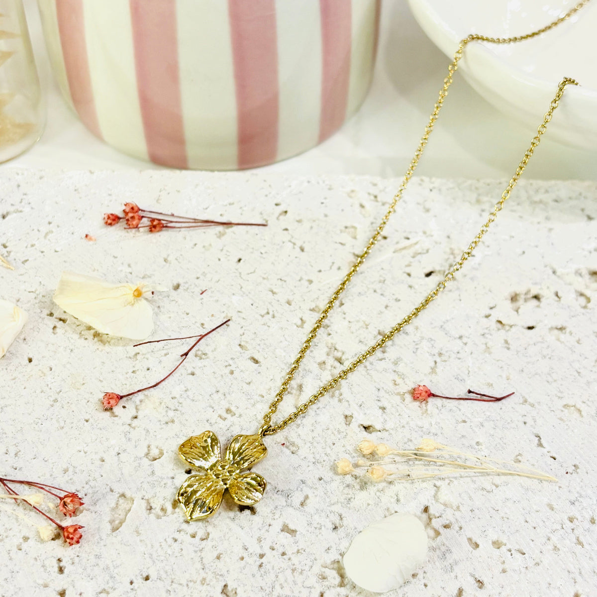 Collier Adaline en acier inoxydable doré avec pendentif fleur texturé
Longueur réglable