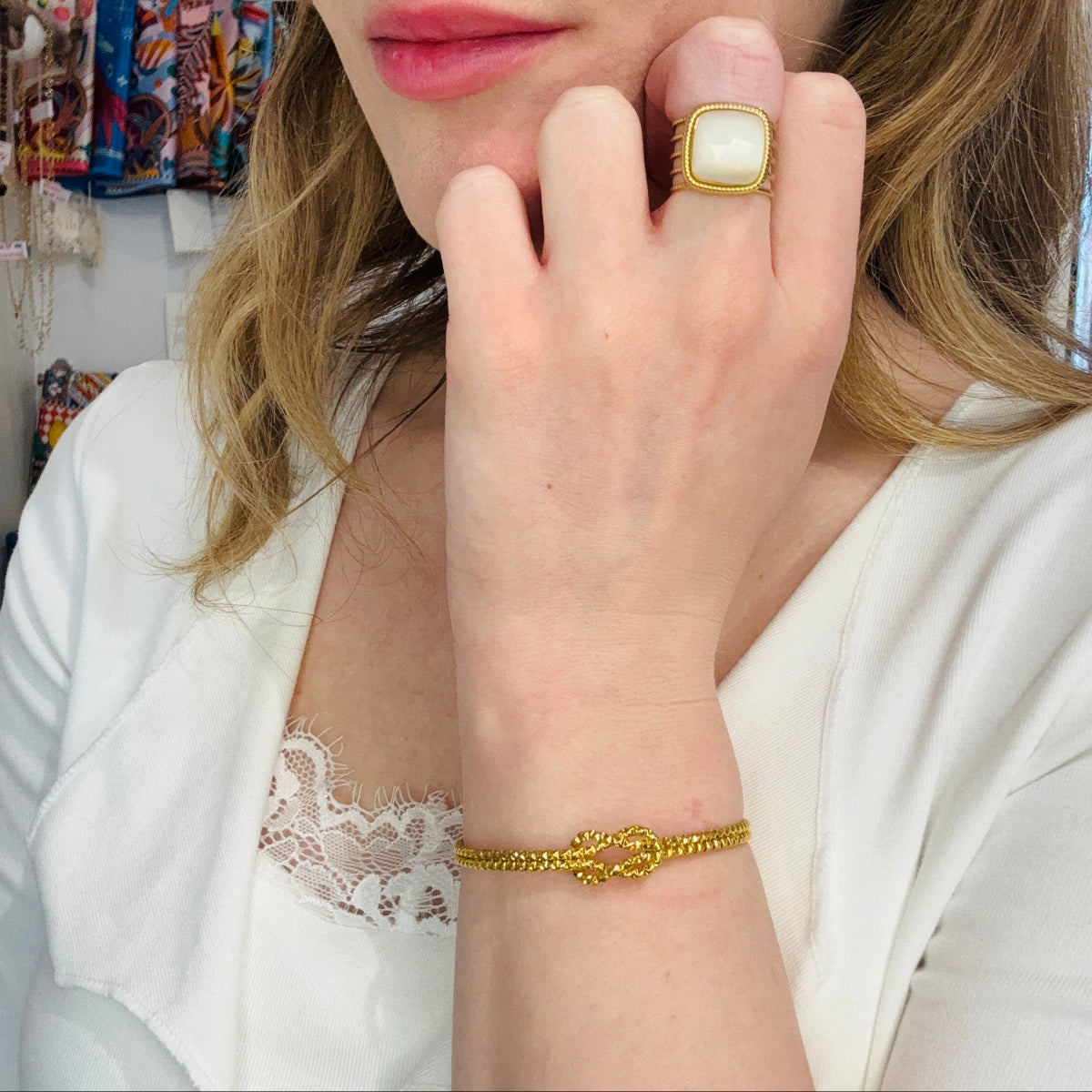Bracelet Jonc ouvert Kiara acier inoxydable doré texturé
Anneaux entrelacés
Peut s'ajuster à différents poignets