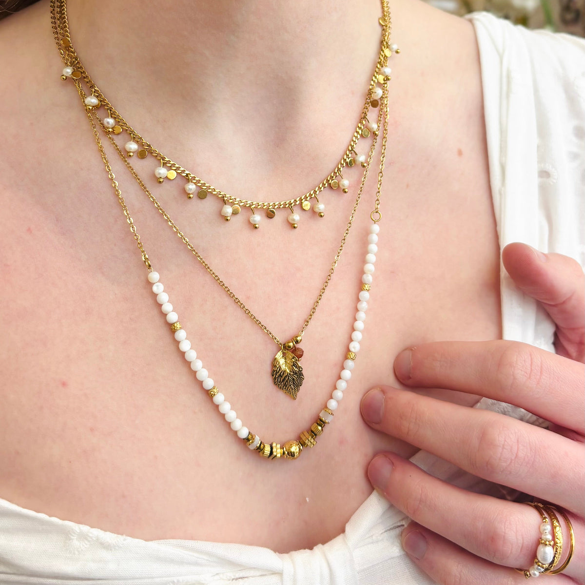 Ensemble de colliers en imitation perles d'eau douce et pierres naturelles agate blanche
pampilles dorées