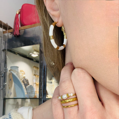 Boucles d'oreilles créoles acier inoxydable et émail blanc doré