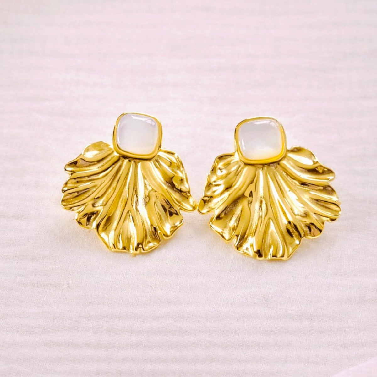 Boucles d'oreilles en acier inoxydable en forme de pétales de fleurs et détails carré oeil de chat blanc