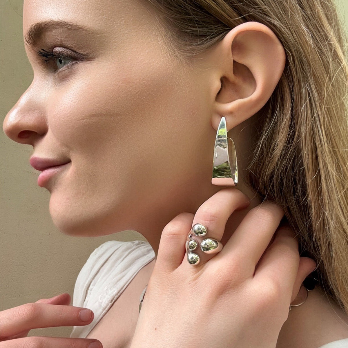 Boucles d'oreilles Ainara en argent 925/1000 par Obsidiana Bijoux.
Fabriquées à la main au Mexique, pour oreilles percées.