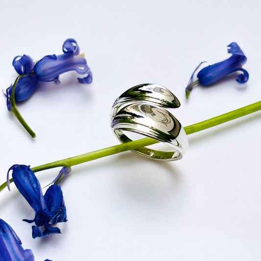 Bague en argent 925/1000
Obsidiana Bijoux
Fait main au Mexique
Existe dans trois tailles : 52, 54, 56