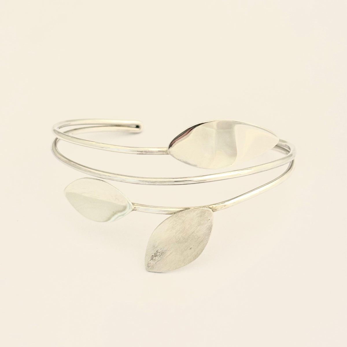 Jonc trois feuilles en argent 925/1000 de la marque Obsidiana Bijoux
Bracelet jonc de créateur fait main au Mexique
Bracelet ajustable