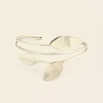 Jonc trois feuilles en argent 925/1000 de la marque Obsidiana Bijoux
Bracelet jonc de créateur fait main au Mexique
Bracelet ajustable
