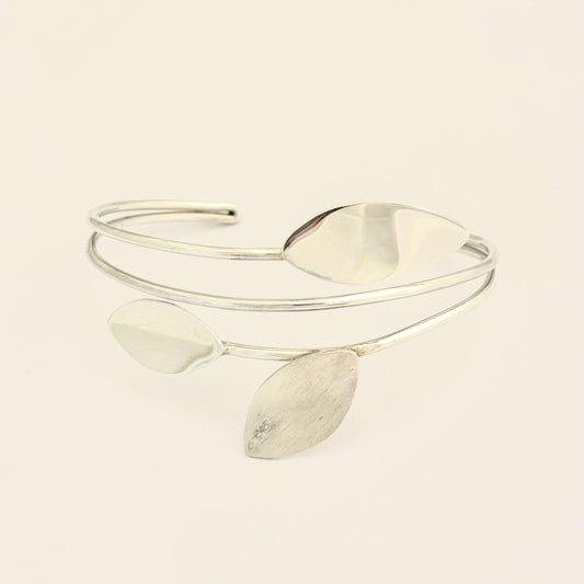 Jonc trois feuilles en argent 925/1000 de la marque Obsidiana Bijoux
Bracelet jonc de créateur fait main au Mexique
Bracelet ajustable