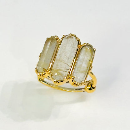 Bague trois barres Au fil de Lo 
Plaqué or 18 carats 3 microns 
Quartz Pretile d'or 