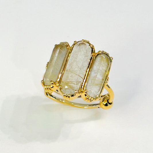 Bague trois barres Au fil de Lo 
Plaqué or 18 carats 3 microns 
Quartz Pretile d'or 