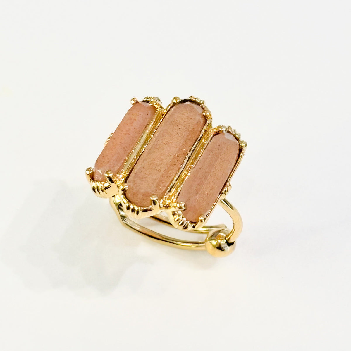 Bague trois barres Au fil de Lo 
Plaqué or 18 carats 3 microns 
Pierre de Lune rose 
