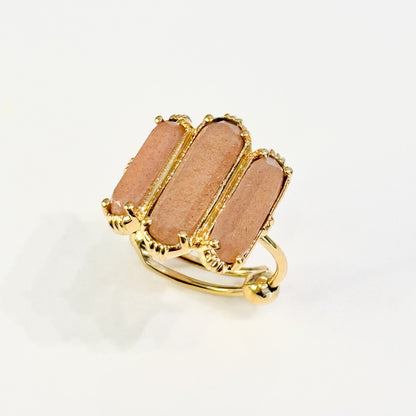 Bague trois barres Au fil de Lo 
Plaqué or 18 carats 3 microns 
Pierre de Lune rose 