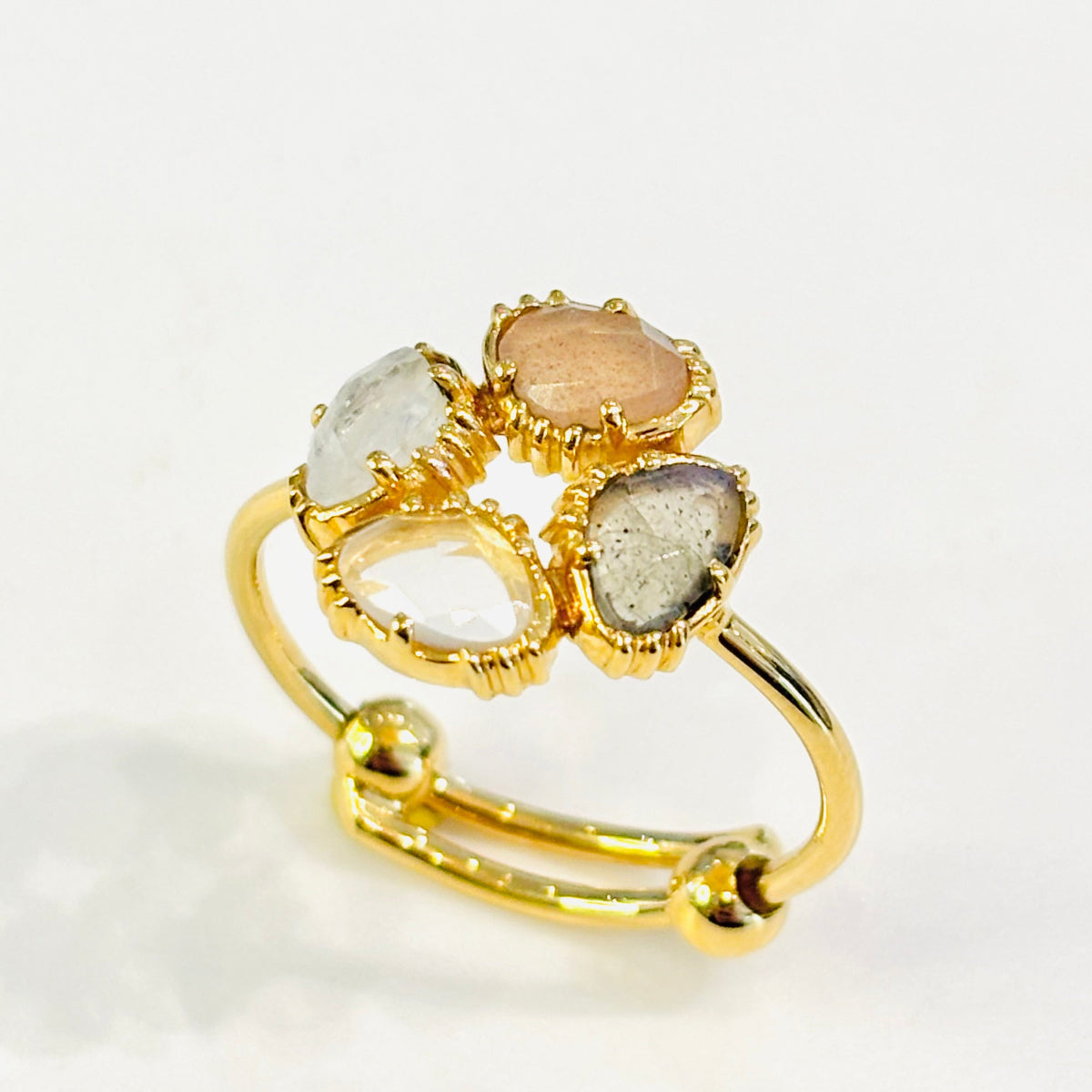 Bague Fleur Au fil de Lo 
Multipierres ( Quartz, Labradorite, Pierre de Lune blanche et rose ) 
Plaqué or 18k 3 microns
Taille Réglable