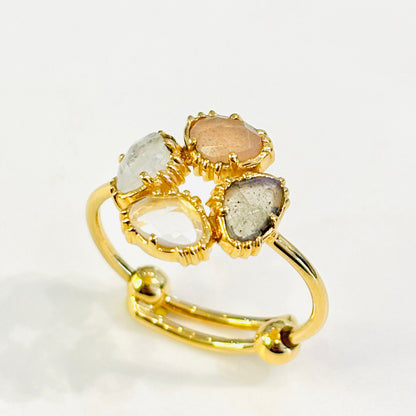 Bague Fleur Au fil de Lo 
Multipierres ( Quartz, Labradorite, Pierre de Lune blanche et rose ) 
Plaqué or 18k 3 microns
Taille Réglable