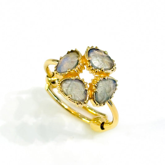 Bague Fleur Au Fil de Lo 
Plaqué or 18k et labradorite 
taille réglable 