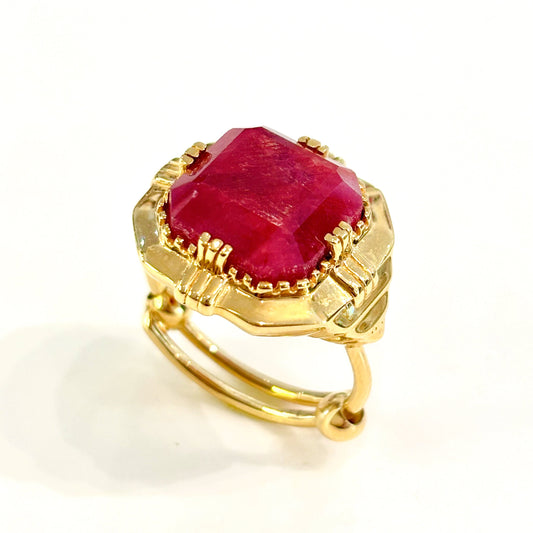 Bague Art déco pierre carrée 
Au fil de Lo 
Bague plaqué or 18k 3 microns et sillimanite rouge 
Taille réglable