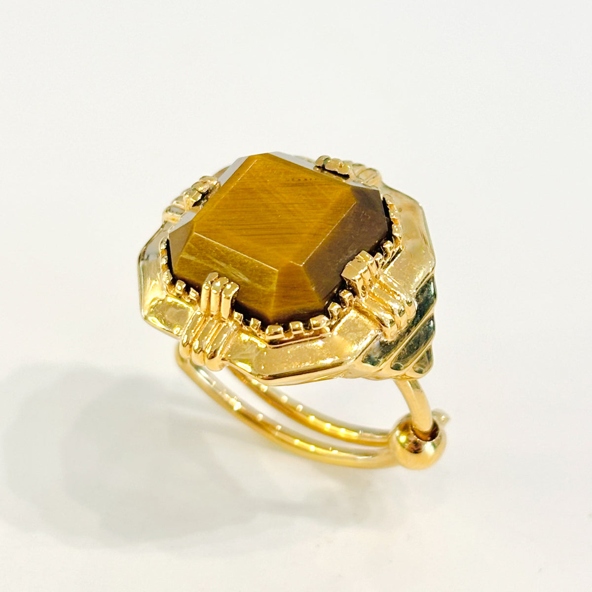 Bague Art déco carrée Au Fil de Lo
Oeil de Tigre 
Plaqué or 18k et 3 microns 
Taille réglable 