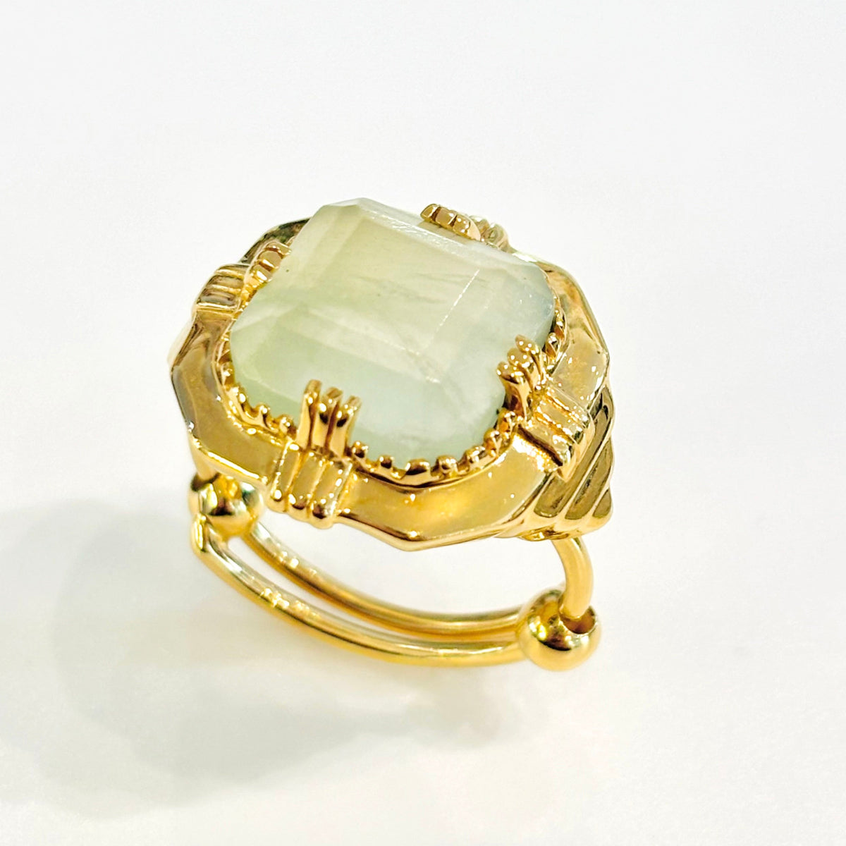 Bague Art Déco plaqué or 18k 3 microns Au Fil de Lo
Pierre naturelle Prehnite 
Taille réglable