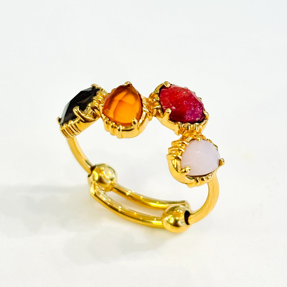 Bague Quatre mini pierres Au Fil de Lo
Pierres naturelles : Quartz fumé, cornaline, quartz fraise et pierre de lune 