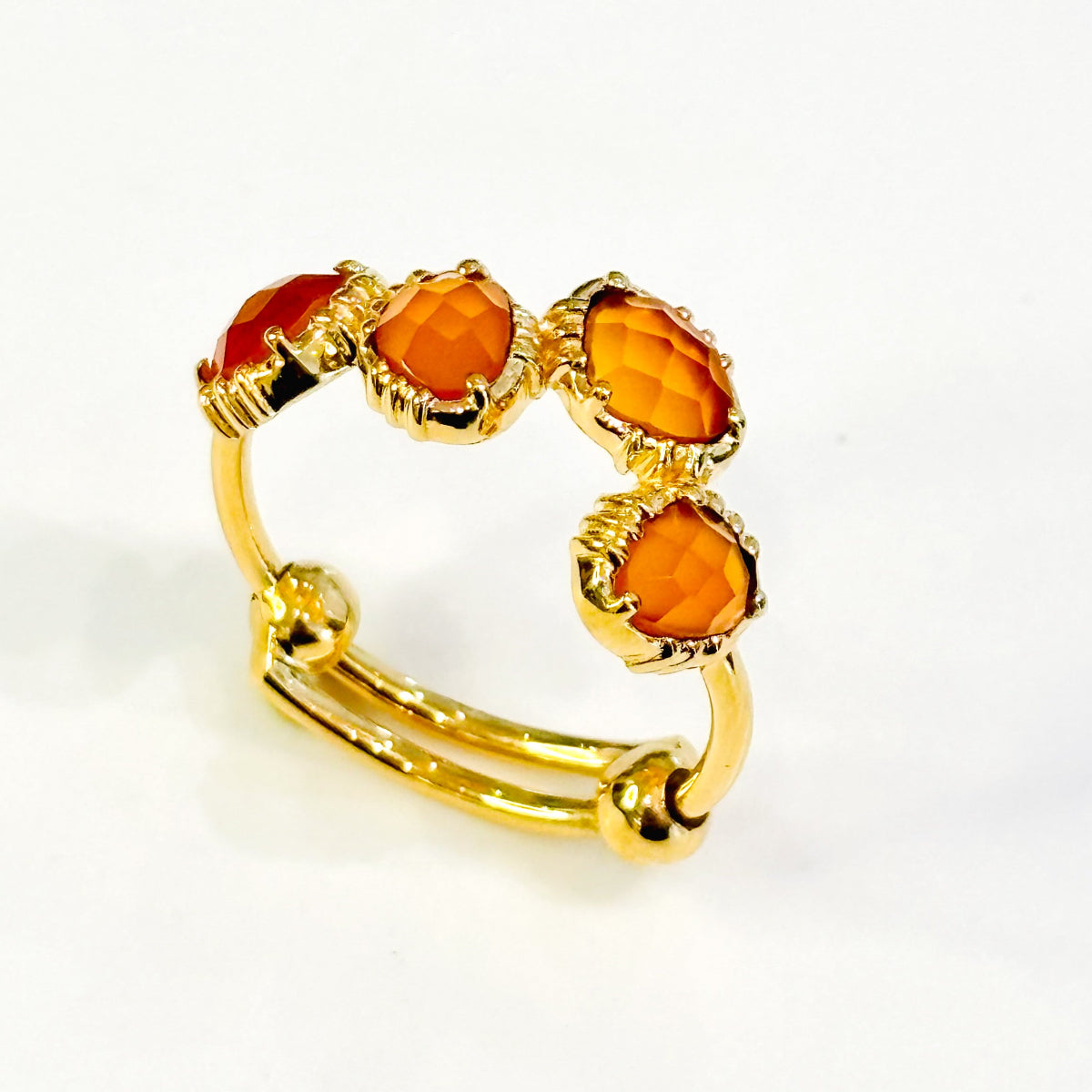 Bague Quatre mini pierres Au fil de Lo
Plaqué or 18k 3 microns 
Pierre naturelle : Cornaline 
Taille réglable