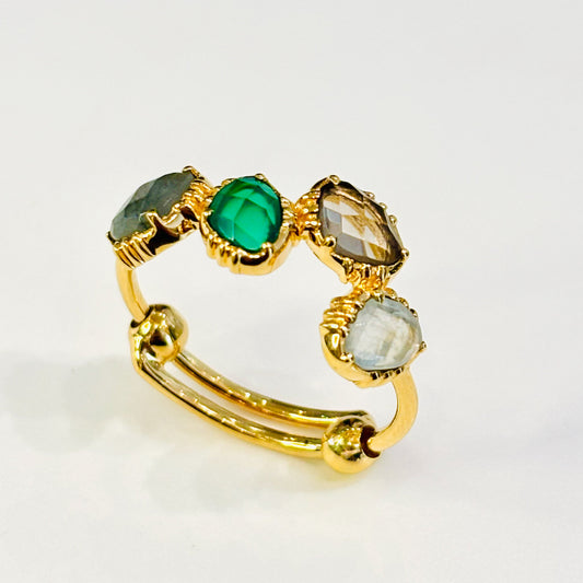 Bague Quatre Mini Pierres Au Fil de Lo
Plaqué or 18k et 3 microns
Pierres naturelles : Labradorite, Onyx Verte, Quartz fumé, Prehnite
Taille réglable