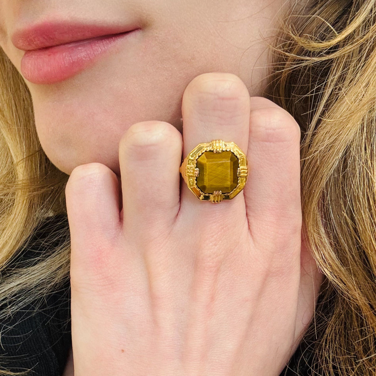 Bague Art déco carré Au fil de Lo
Oeil de Tigre
Plaqué or 18k 3 microns
Taille ajustable