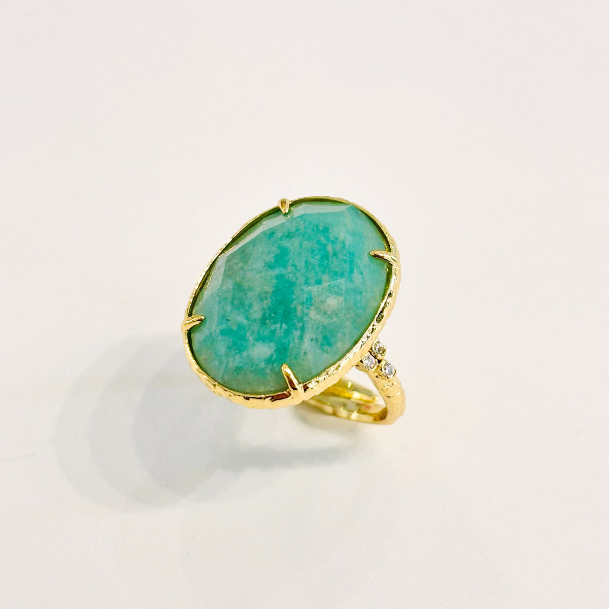 Bague vraie amazonite bleue et acier inoxydable doré
Monture de la bague en acier inoxydable doré texturé
Détails strass blanc discrets
Pierre naturelle amazonite bleue
Taille de la bague réglable
Bague tendance été 2026
Bijou tendance été