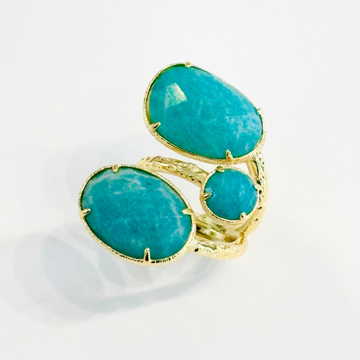 Bague trois pierres amazonite et acier inoxydable doré
Monture de la bague en acier inoxydable doré texturé
Taille de la bague ajustable
Bague statement 
Bague tendance été 2026