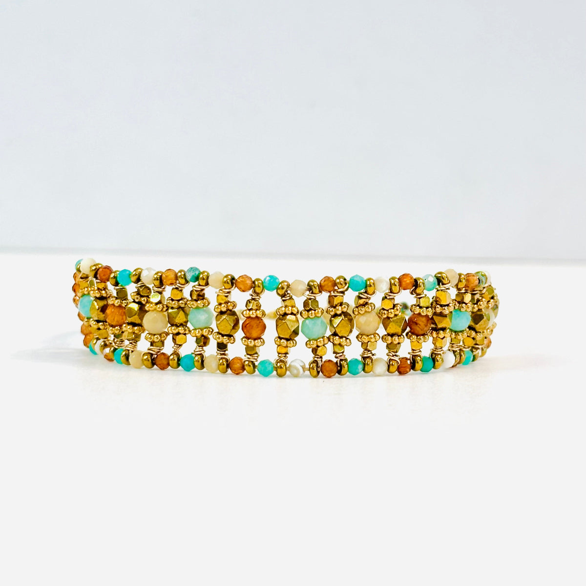 Bracelet en pierres naturelles : amazonite, oeil de tigre, agate.
Détails dorés acier inoxydables
Bracelet ajustable
Bracelet tendance