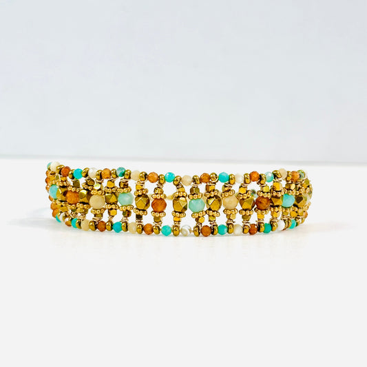 Bracelet en pierres naturelles : amazonite, oeil de tigre, agate.
Détails dorés acier inoxydables
Bracelet ajustable
Bracelet tendance