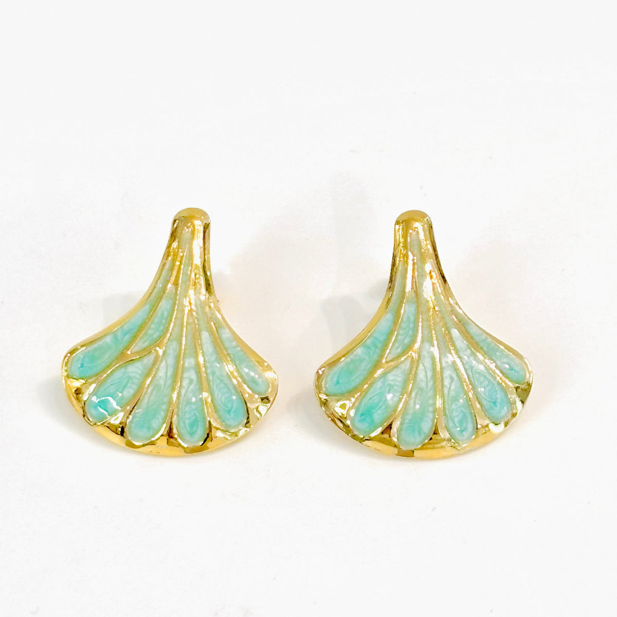 Boucles d'oreilles percées acier inoxydable doré et émail bleu clair irisé 
boucles d'oreilles tendance été
