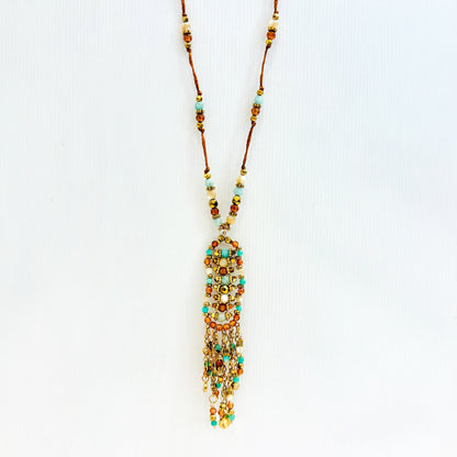 Sautoir Daphnée pierres naturelles amazonite, oeil de pierre, pierre blanche naturelle, montée sur un cordon marron
Détails perles et fermeture acier inoxydable doré
Longueur sautoir ajustable anneaux de rappel