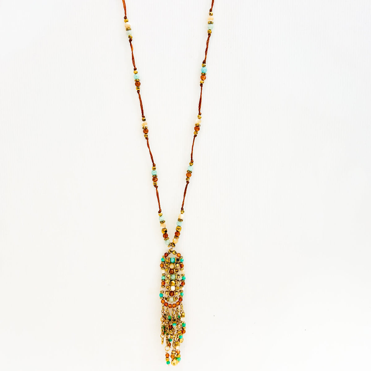 Sautoir Daphnée cordon marron et pierres naturelles amazonite, oeil de tigre, pierre blanches naturelles
détails et fermeture ajustable acier inoxydable doré
Bijou tendance été 2026
Sautoir tendance été
Collier long tendance été
bijou bohème 