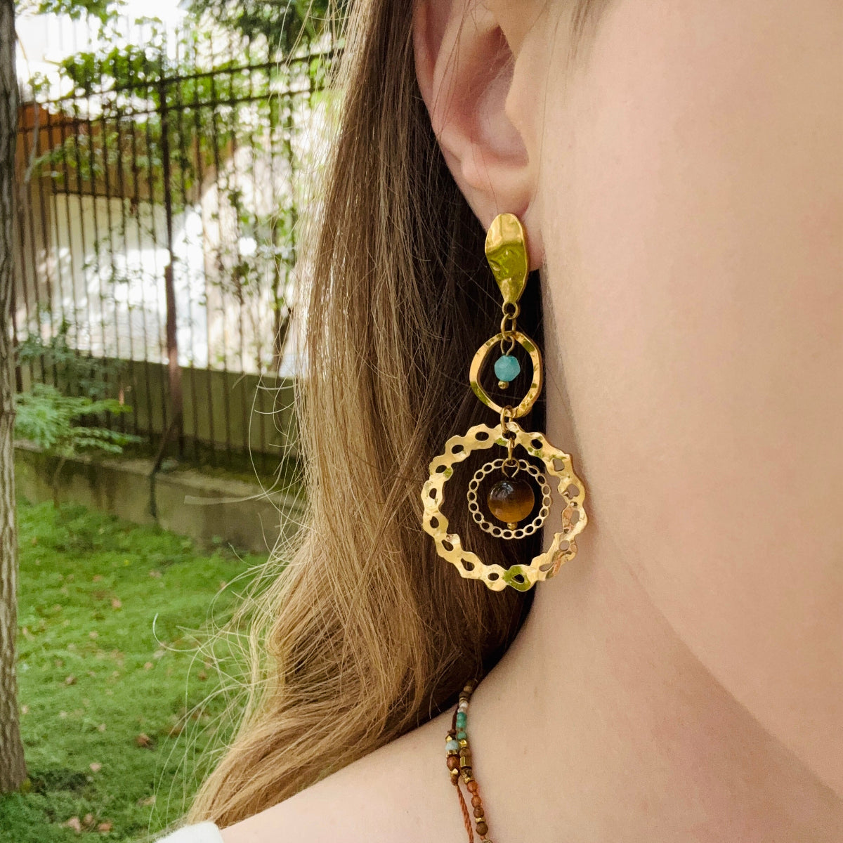 Boucles d'oreilles pendantes acier inoxydable doré et oeil de tigre perles bleues
Boucles d'oreilles percées