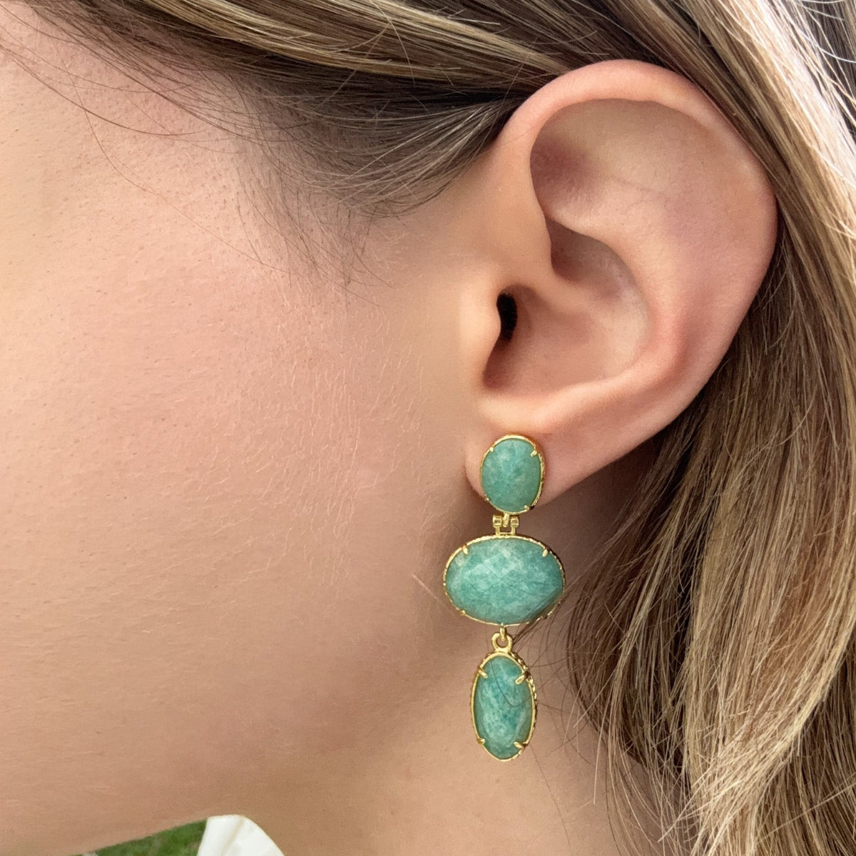 Boucles d'oreilles pendantes trois pierres d'amazonite naturelles bleu clair et acier inoxydable doré
Boucles d'oreilles percées