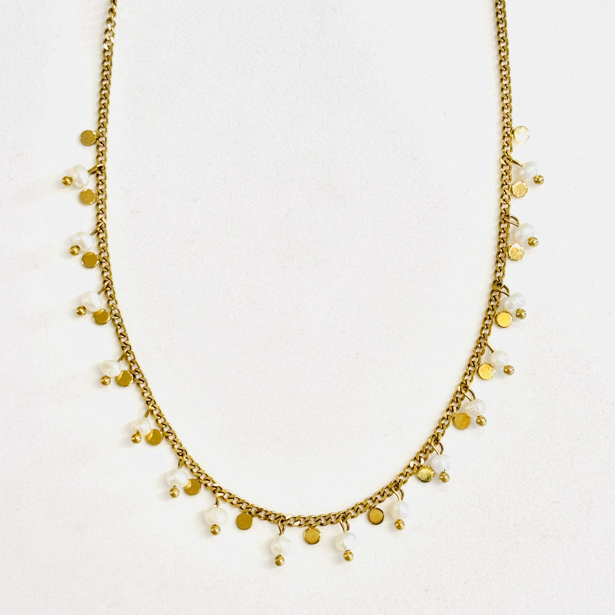 Collier Poema acier inoxydable doré pampilles rondes dorés et perles d'eau douces véritable
Collier réglable anneaux de rappel
Collier tendance
Collier accumulation 
Collier tendance été