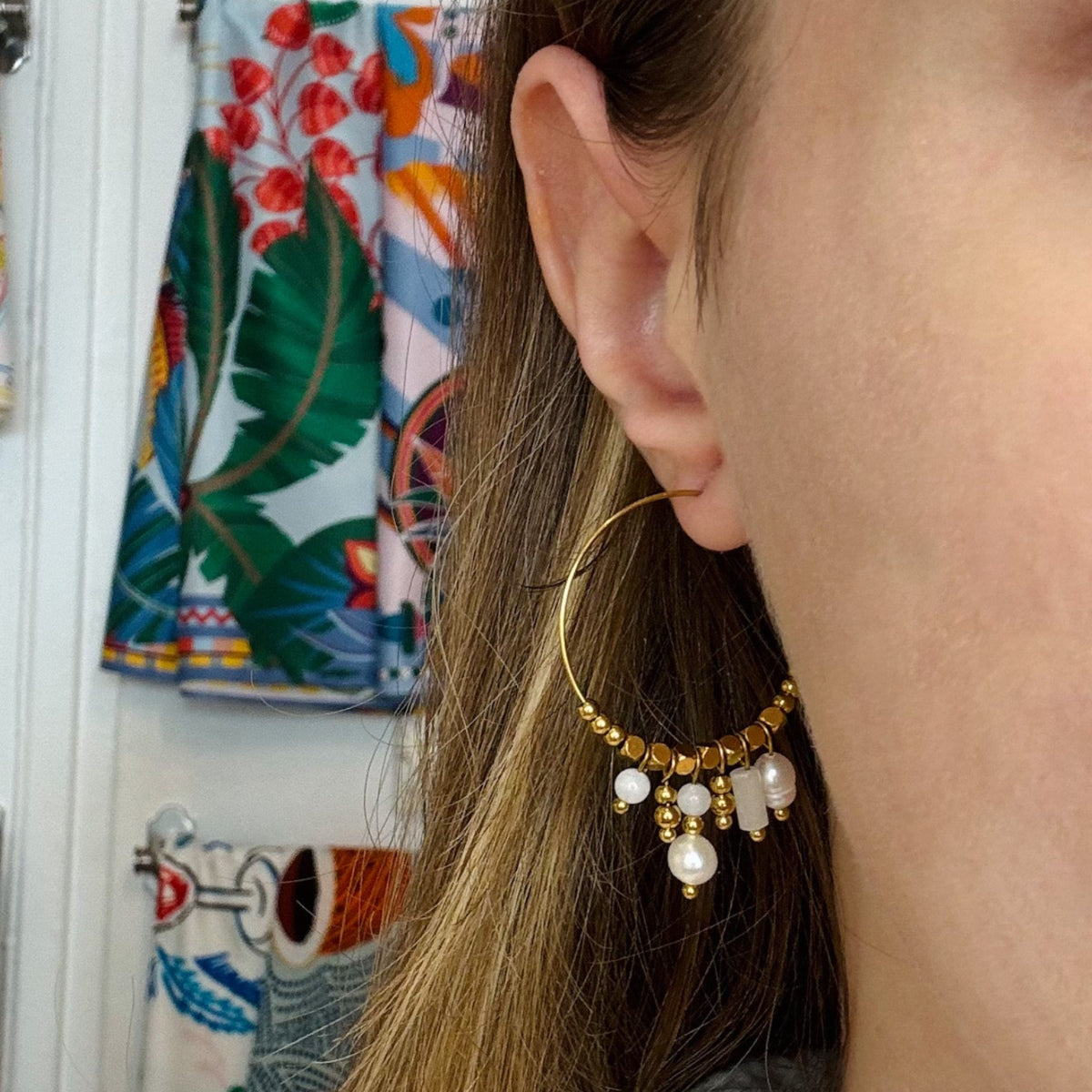 Boucles d'oreilles style créoles
 Acier inoxydable doré et pampilles perles d'eau douce véritables