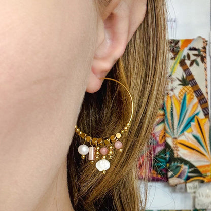 Boucles d'oreilles Elea style créoles
Acier inoxydable doré, perles d'eau douce véritables et rhodochrosite 