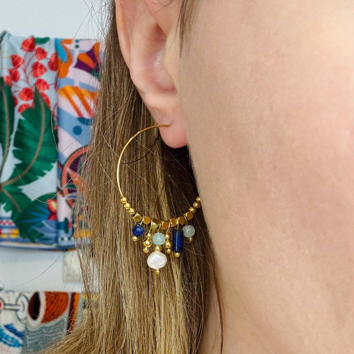 Boucles d'oreilles Elea style créoles
Acier inoxydable doré, perles d'eau douce véritables et lapis lazuli