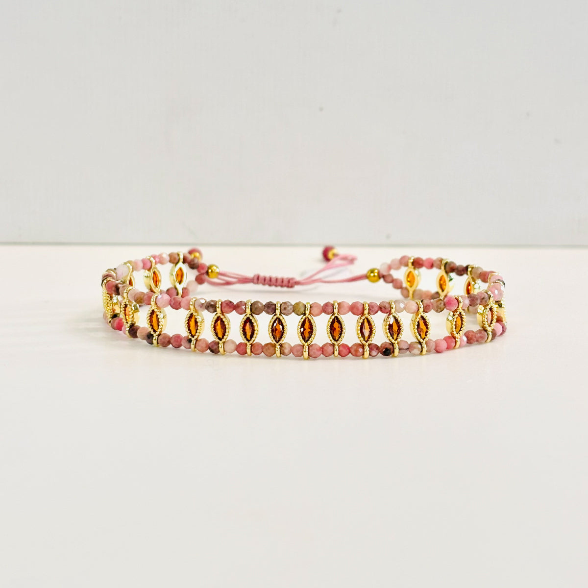  Composée de perles de rhodochrosite montée sur un cordon, connue pour ses vertus apaisantes, notre bracelet vous apporte style et douceur. Grace à son cordon, notre modèle de bracelet est facilement réglable à s'adapte à n'importe quel poignet.

Pierres naturelles, détails strass et cordon en fil de coton
Résiste bien à l'eau douce, garanti 1 an
Garanti sans nickel, sans risque d'allergie
Réglable 
